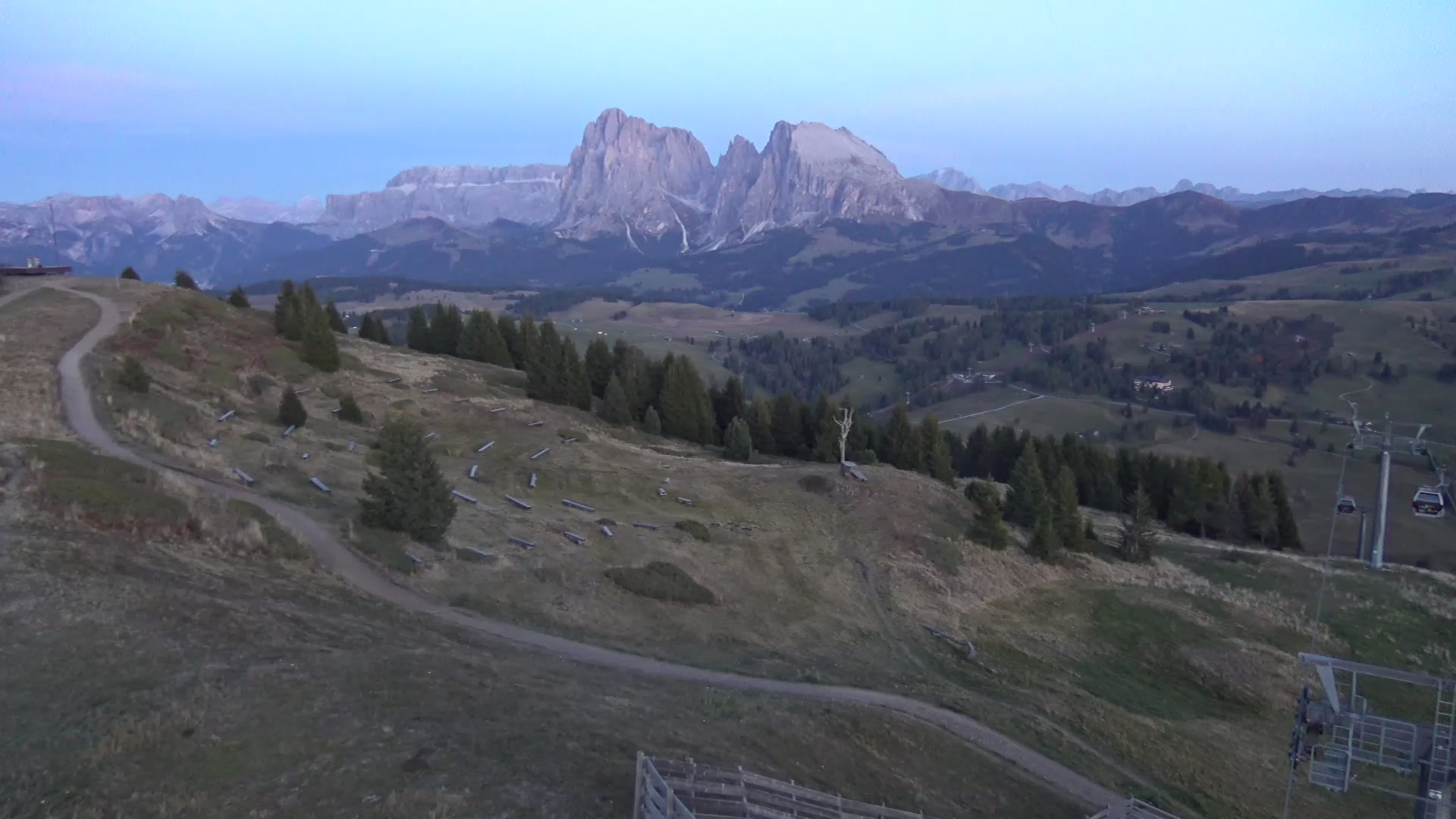 Seis am Schlern Puflatsch Upper Station snow cam captured at 4 October 2026 at 7:10 pm GMT+2
