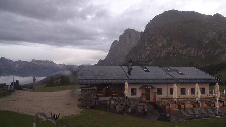 Seis am Schlern Florianlift Upper Station snow cam captured at 18 September 2026 at 7:31 pm GMT+2