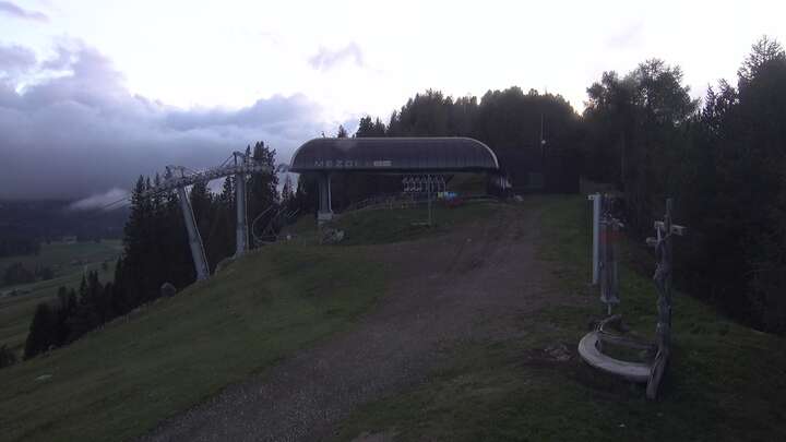Seis am Schlern Mezdi Upper Station snow cam captured at 17 September 2026 at 10:12 pm GMT+2