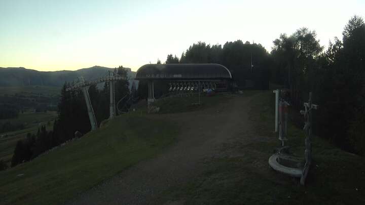 Seis am Schlern Mezdi Upper Station snow cam captured at 27 September 2026 at 7:09 pm GMT+2