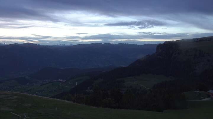 Seis am Schlern Spitzbühl snow cam captured at 20 September 2026 at 7:24 pm GMT+2