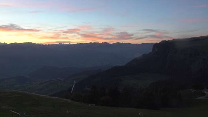 Seis am Schlern Spitzbühl snow cam captured at 23 September 2026 at 7:30 pm GMT+2