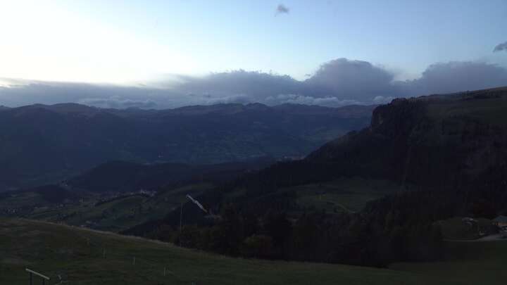Seis am Schlern Spitzbühl snow cam captured at 24 September 2026 at 7:29 pm GMT+2