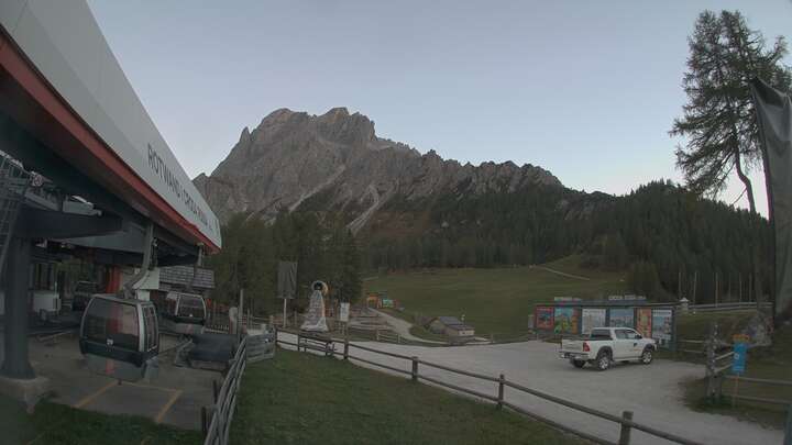 Sexten (3Zinnen Dolomites) Rotwand Upper Station snow cam captured at 27 September 2026 at 7:11 pm GMT+2