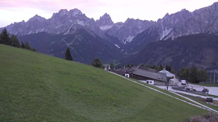 Sexten (3Zinnen Dolomites) Helm-Plateau snow cam captured at 13 September 2026 at 7:33 pm GMT+2