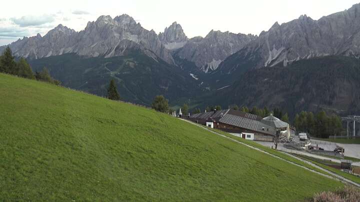 Sexten (3Zinnen Dolomites) Helm-Plateau snow cam captured at 14 September 2026 at 7:47 pm GMT+2