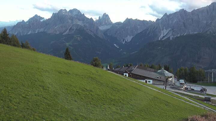 Sexten (3Zinnen Dolomites) Helm-Plateau snow cam captured at 19 September 2026 at 7:24 pm GMT+2