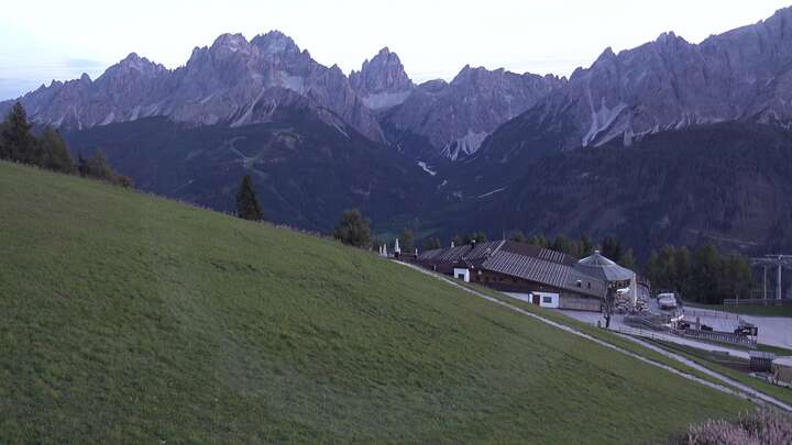 Sexten (3Zinnen Dolomites) Helm-Plateau snow cam captured at 21 September 2026 at 7:23 pm GMT+2