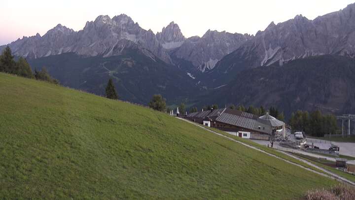 Sexten (3Zinnen Dolomites) Helm-Plateau snow cam captured at 25 September 2026 at 7:14 pm GMT+2