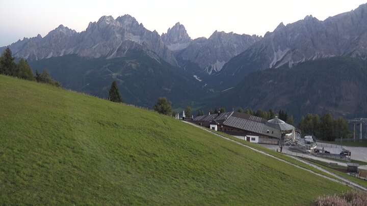 Sexten (3Zinnen Dolomites) Helm-Plateau snow cam captured at 27 September 2026 at 7:27 pm GMT+2