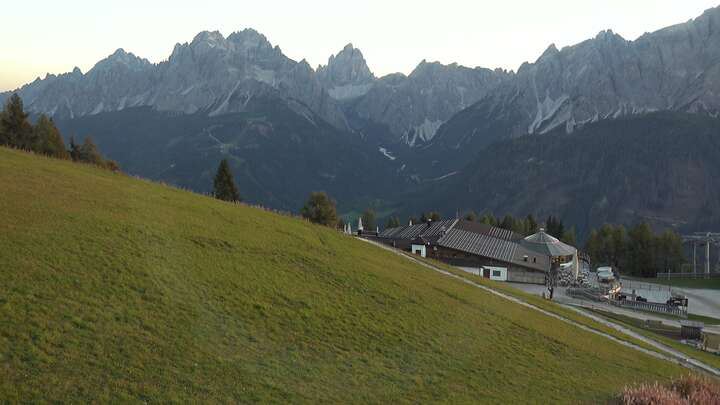 Sexten (3Zinnen Dolomites) Helm-Plateau snow cam captured at 28 September 2026 at 7:06 pm GMT+2