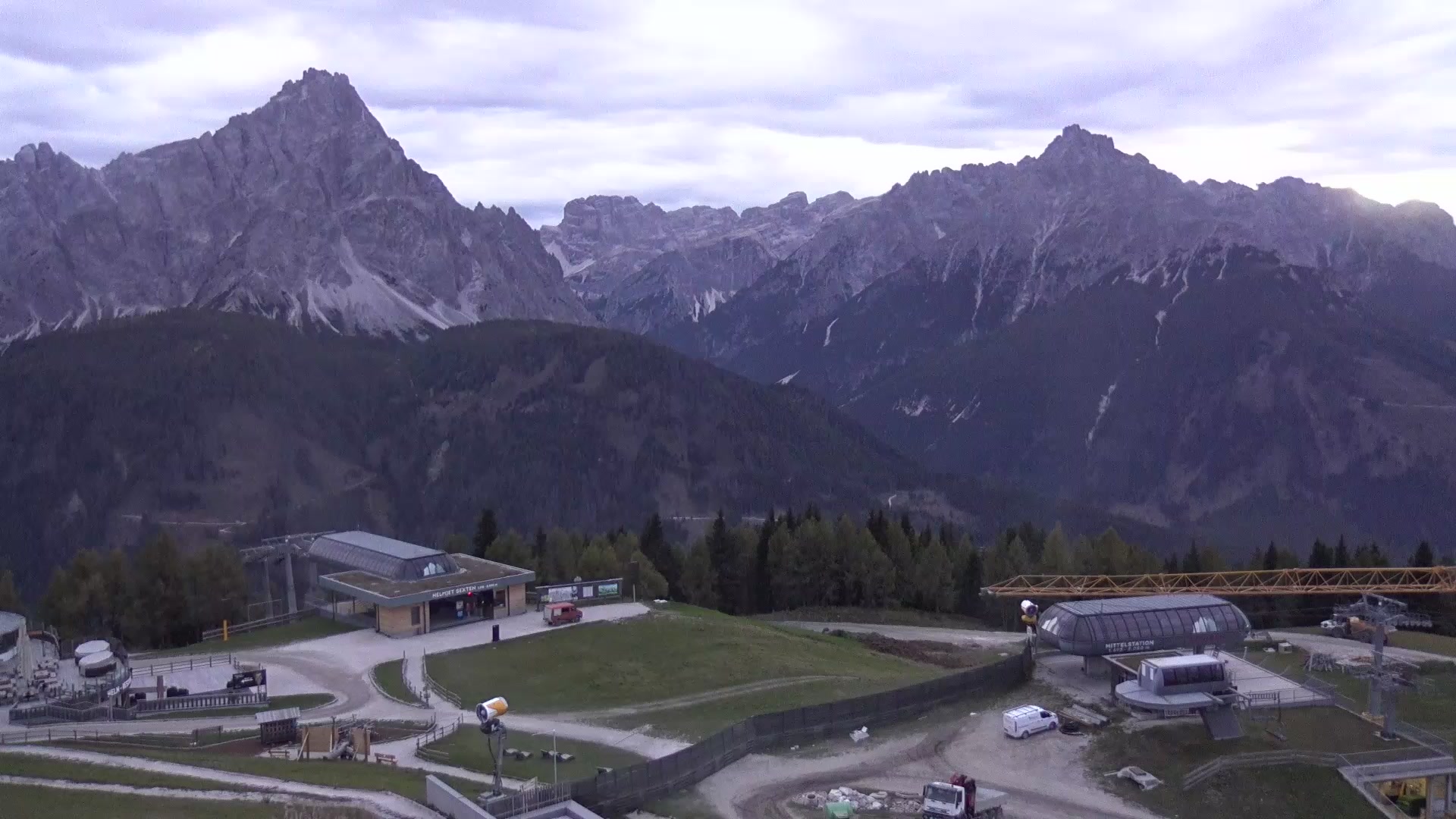 Sexten (3Zinnen Dolomites) Helm-Plateau snow cam captured at 5 October 2026 at 7:00 pm GMT+2