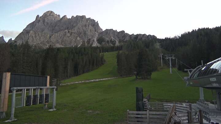 Sexten (3Zinnen Dolomites) Base Station Porzen snow cam captured at 14 September 2026 at 7:47 pm GMT+2