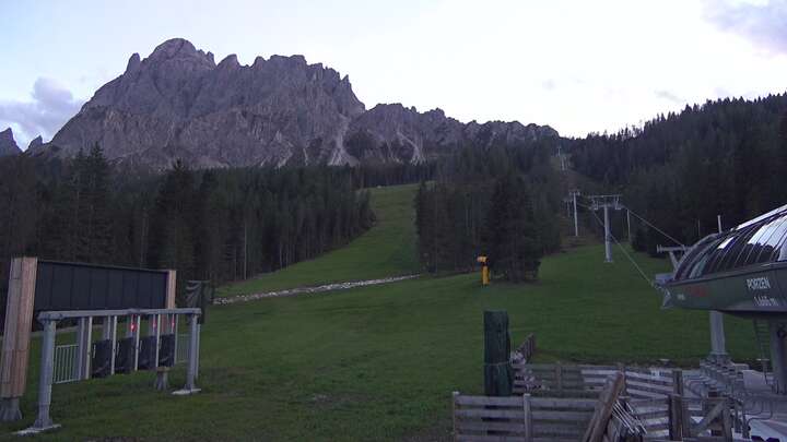 Sexten (3Zinnen Dolomites) Base Station Porzen snow cam captured at 19 September 2026 at 7:24 pm GMT+2