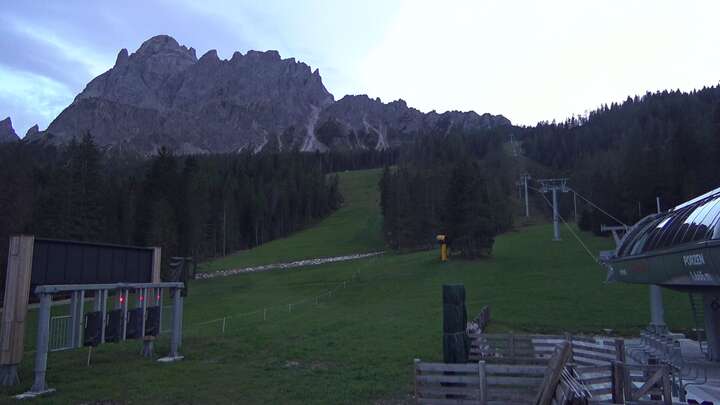Sexten (3Zinnen Dolomites) Base Station Porzen snow cam captured at 20 September 2026 at 7:24 pm GMT+2