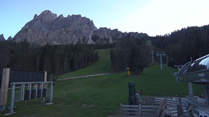 Sexten (3Zinnen Dolomites) Base Station Porzen snow cam captured at 21 September 2026 at 7:23 pm GMT+2