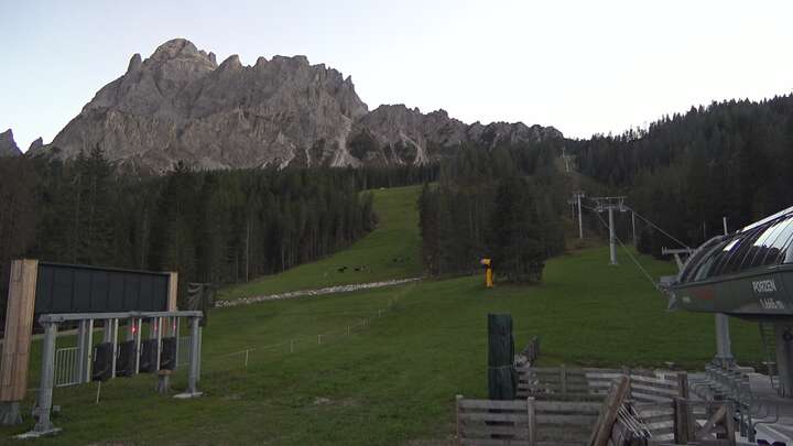 Sexten (3Zinnen Dolomites) Base Station Porzen snow cam captured at 22 September 2026 at 7:31 pm GMT+2