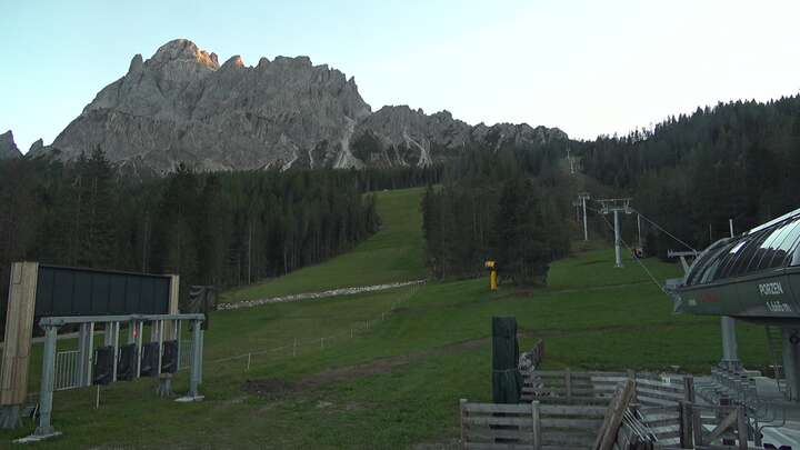 Sexten (3Zinnen Dolomites) Base Station Porzen snow cam captured at 25 September 2026 at 6:58 pm GMT+2