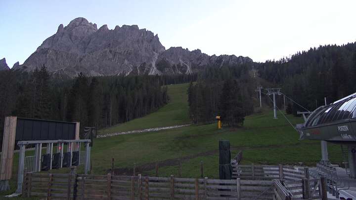 Sexten (3Zinnen Dolomites) Base Station Porzen snow cam captured at 28 September 2026 at 7:06 pm GMT+2