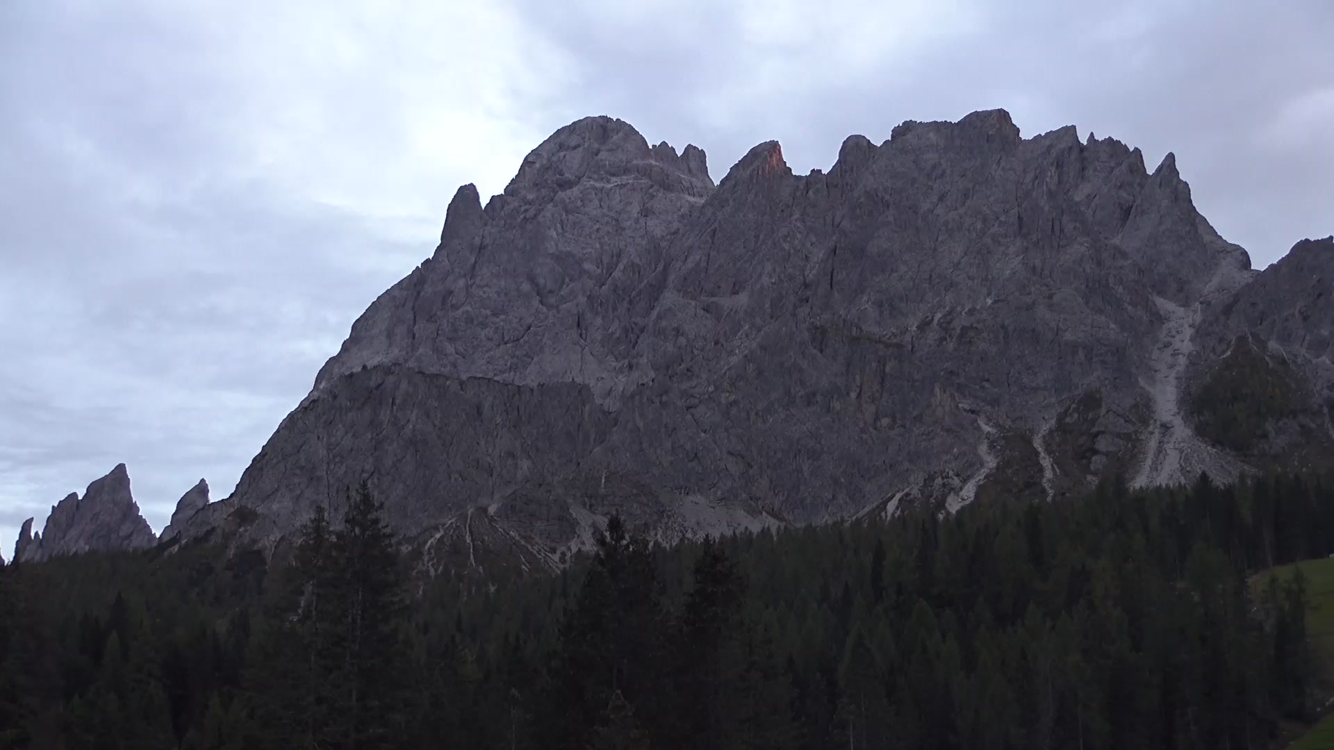 Sexten (3Zinnen Dolomites) Base Station Porzen snow cam captured at 5 October 2026 at 6:43 pm GMT+2