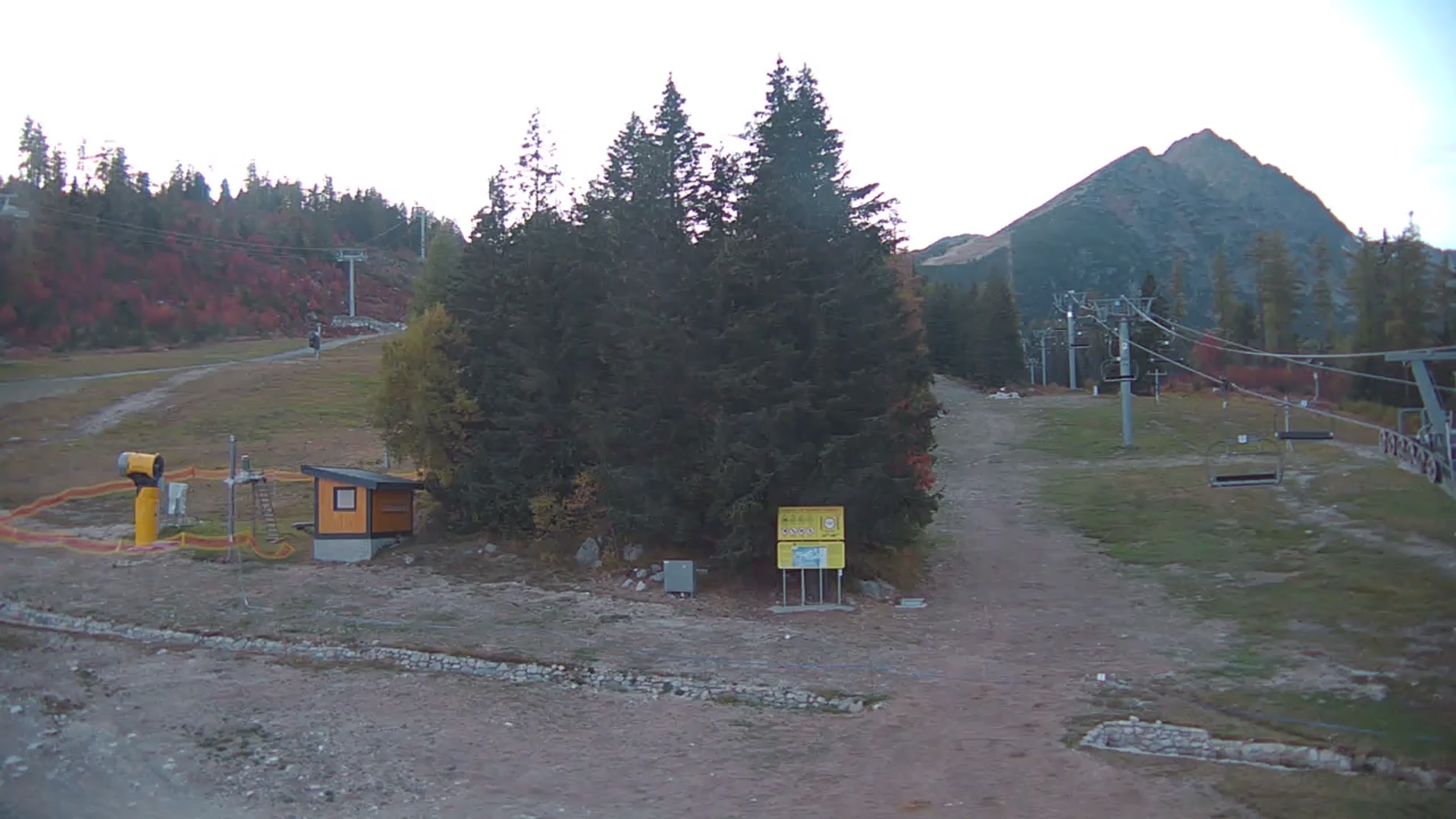 Štrbské Pleso (Interski) Štrbské Pleso - Interski snow cam captured at 4 October 2026 at 6:30 pm GMT+2