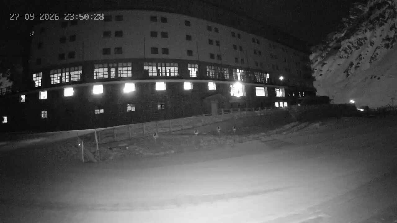Portillo Ski School snow cam captured at 27 September 2026 at 11:51 pm GMT-3