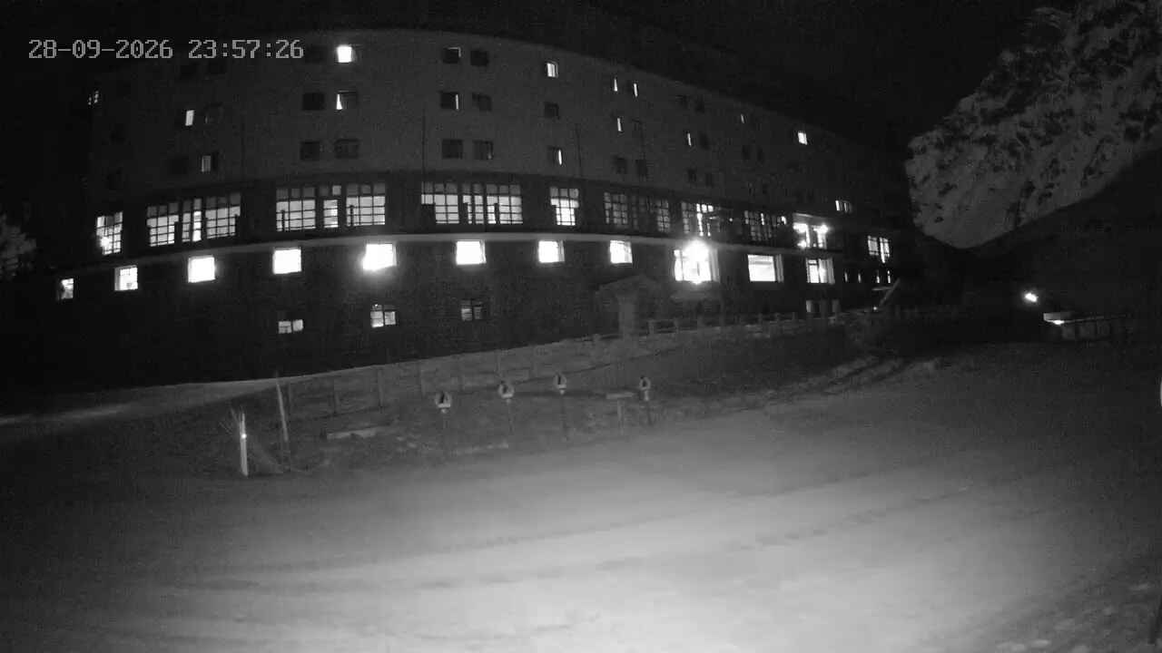 Portillo Ski School snow cam captured at 28 September 2026 at 11:58 pm GMT-3