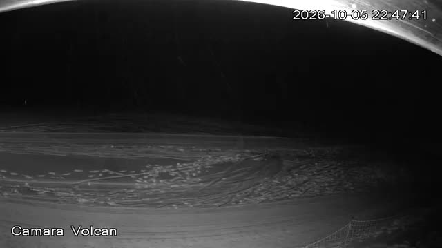 Pillán Pillán Volcano Lookout snow cam captured at 5 October 2026 at 11:47 pm GMT-3