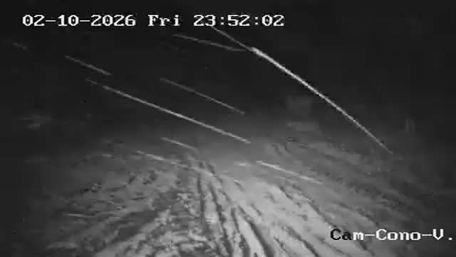 Volcán Osorno Volcano Cone snow cam captured at 2 October 2026 at 11:52 pm GMT-3