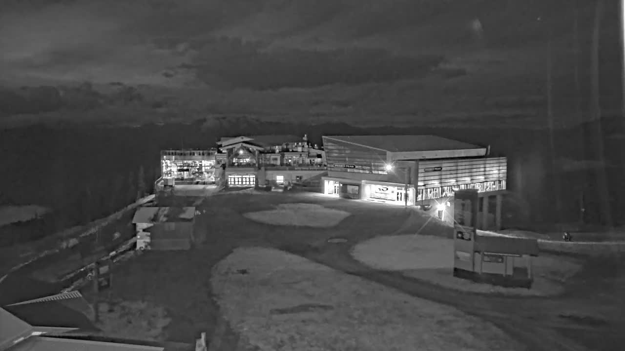 Whistler Blackcomb Roundhouse Lodge - Whistler Mountain snow cam captured at 5 October 2026 at 7:39 pm GMT-7