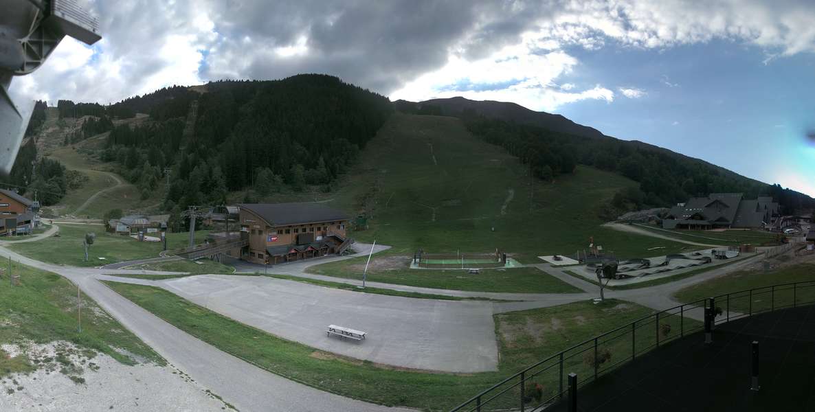 Méribel La Chaudanne - 1,450 m snow cam captured at 15 September 2026 at 6:42 pm GMT+2