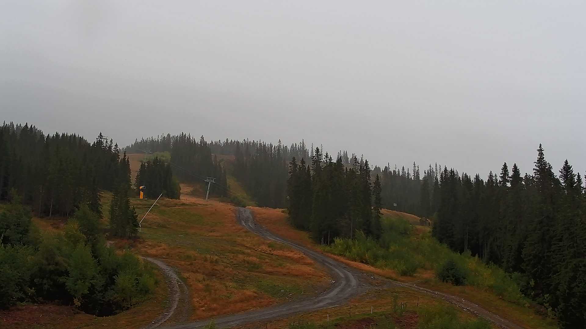 Hafjell Middle Station - View 2 snow cam captured at 15 September 2026 at 6:47 pm GMT+2